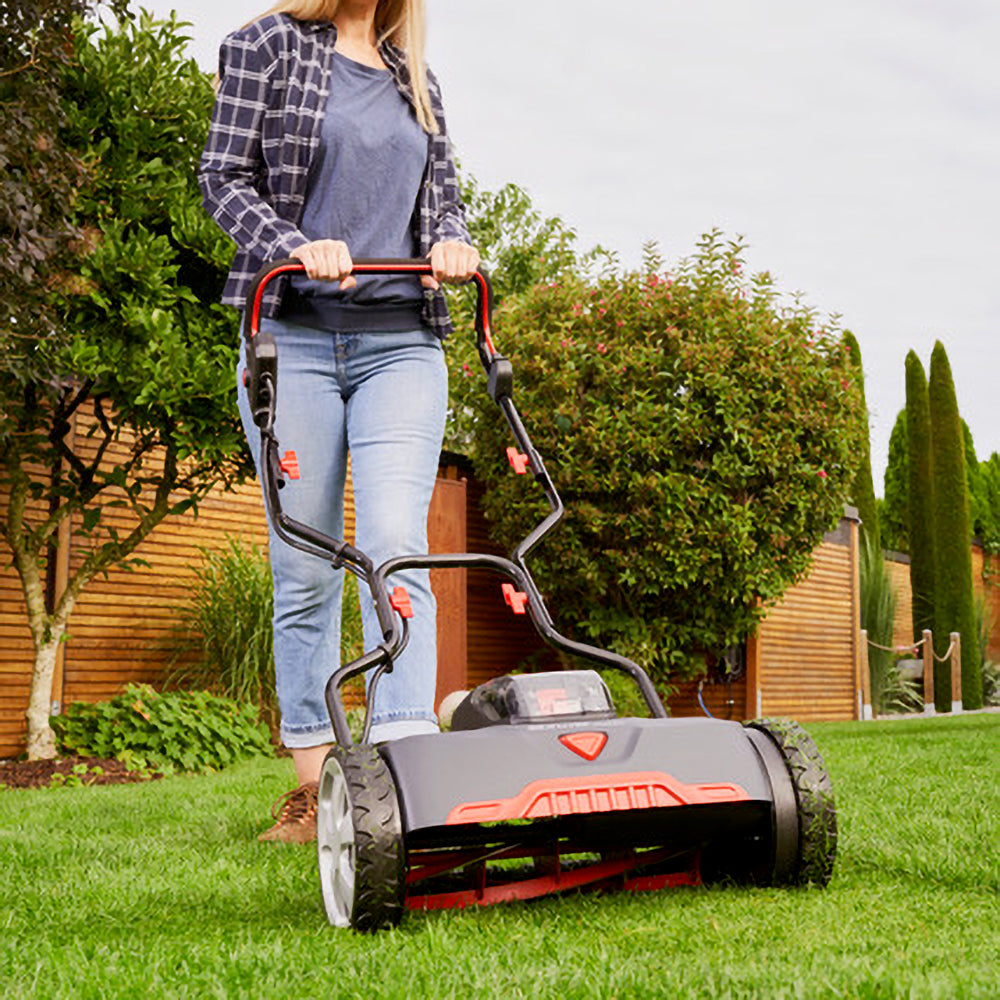 AL-KO Akku-Spindelmäher 114035 Szene Frau mäht