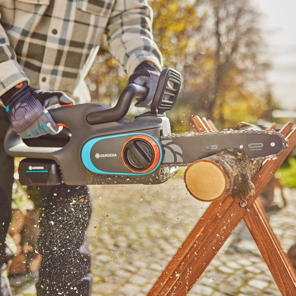 Gardena Akku-Kettensäge PowerSaw 250_18V P4A Ready-To-Use Set Szene Mann 2