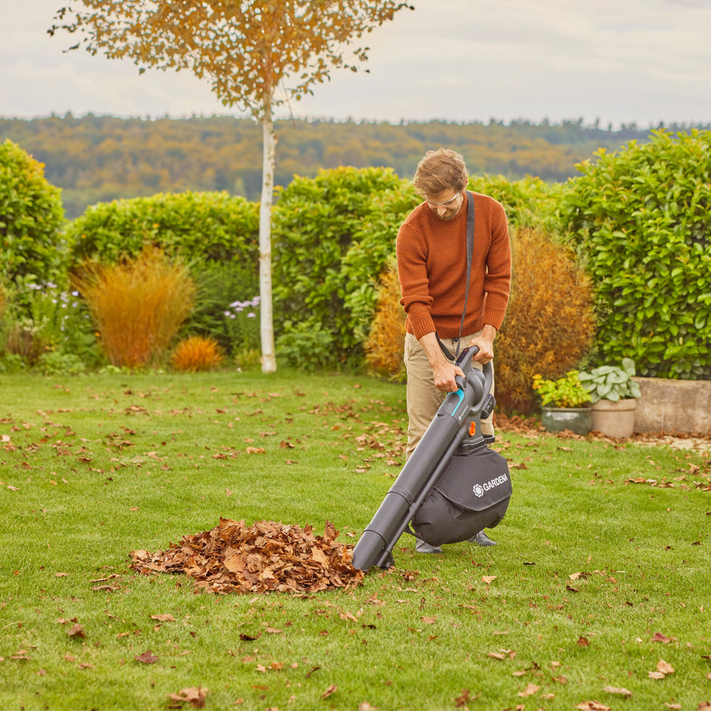 Gardena Akku-Laubsauger_-Bläser PowerJetCollect 18V P4A Ready-To-Use Set Szene 3
