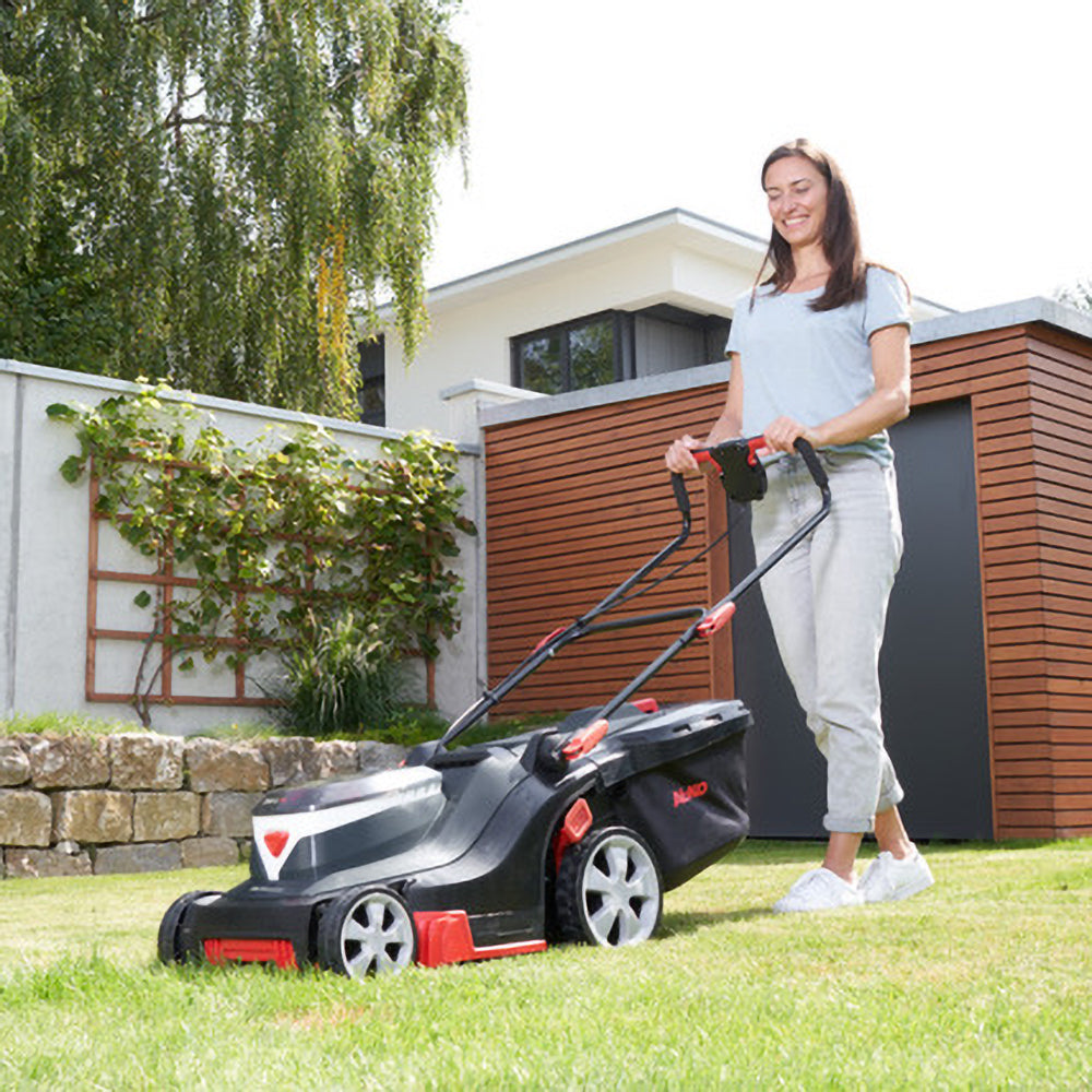 AL-KO Akku-Rasenmäher 114071 Szene Frau